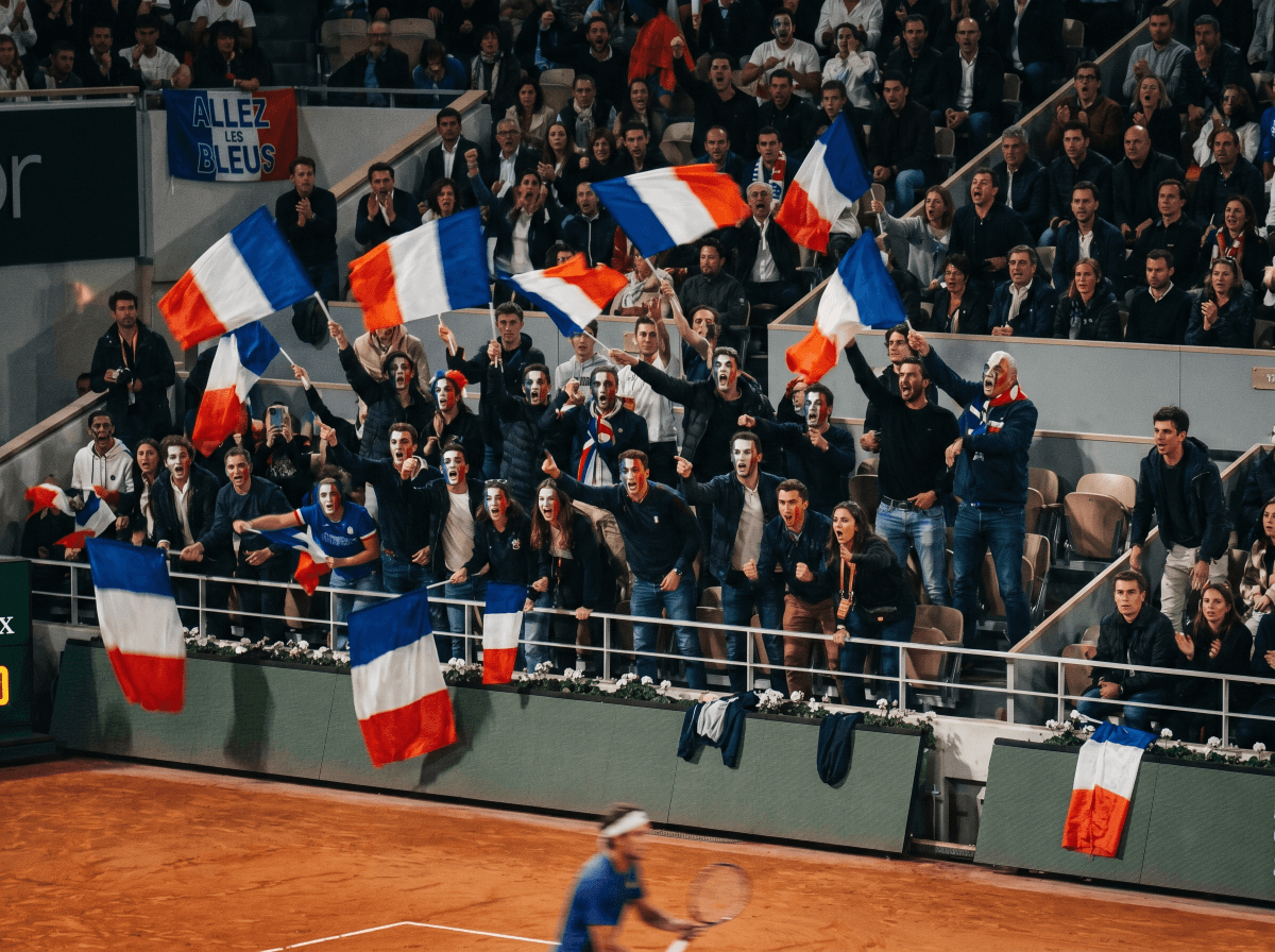 Roland Garros tennis courts and crowd atmosphere
